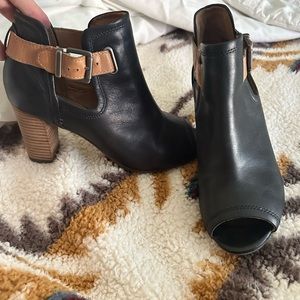 Clark peeptoe ankle bootie 9.5